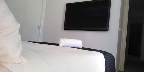 Lakeside Retreat & Business - Foster Accommodation 1