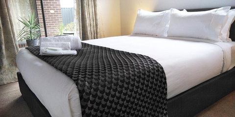 Lakeside Retreat & Business - Foster Accommodation 3