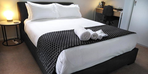 Lakeside Retreat & Business - Foster Accommodation 0