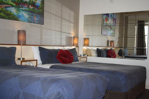 Leagues Motel - Foster Accommodation 1