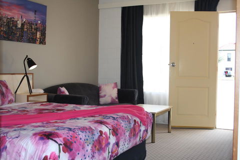 Leagues Motel - Foster Accommodation 0