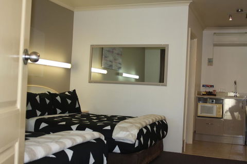 Leagues Motel - Foster Accommodation 3