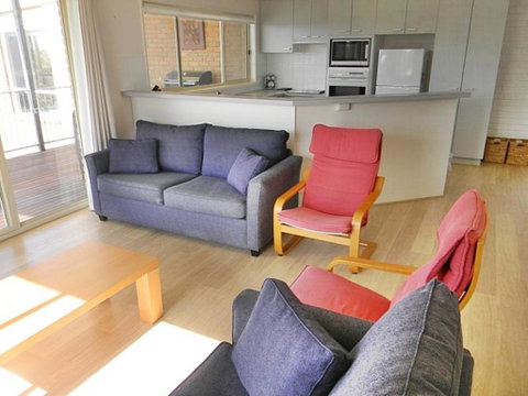 LIFE'S A BEACH - Foster Accommodation 1