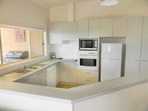 LIFE'S A BEACH - Foster Accommodation 3