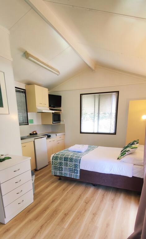 Lilyponds Holiday Park - Foster Accommodation 3