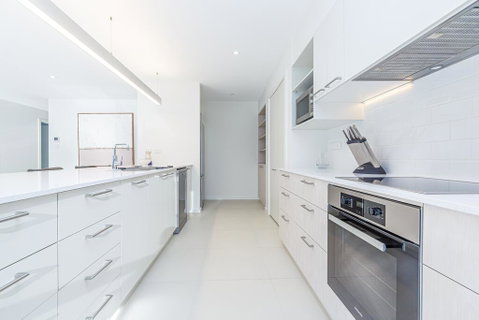 Luxurious Apartment, A Stones Throw From The Beach - Foster Accommodation 1