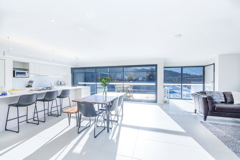 Luxurious Apartment, A Stones Throw From The Beach - Foster Accommodation 2