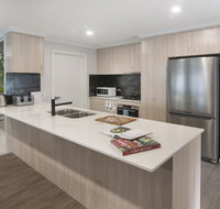 Luxury renovated home-5BR-meters from the beach - Foster Accommodation