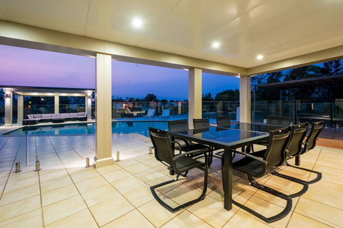 Luxury Waterfront Home - Foster Accommodation 2