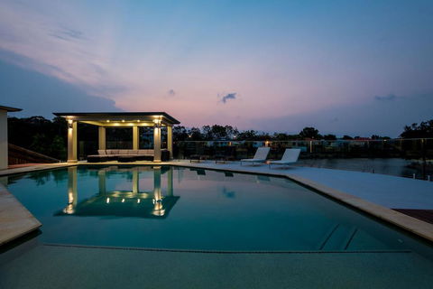 Luxury Waterfront Home - Foster Accommodation 1