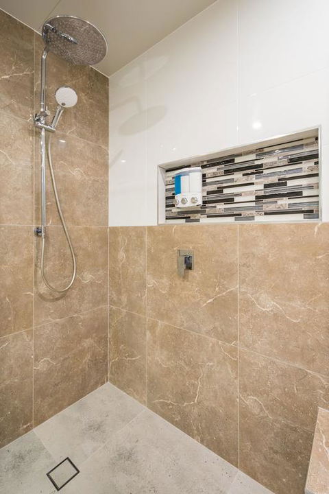 Luxury Waterfront Home - Foster Accommodation 3