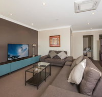 Maison Noir 2 - Well appointed modern accommodation with mountain views - Foster Accommodation