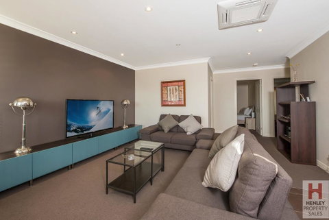 Maison Noir 2 - Well Appointed Modern Accommodation With Mountain Views - Foster Accommodation 0