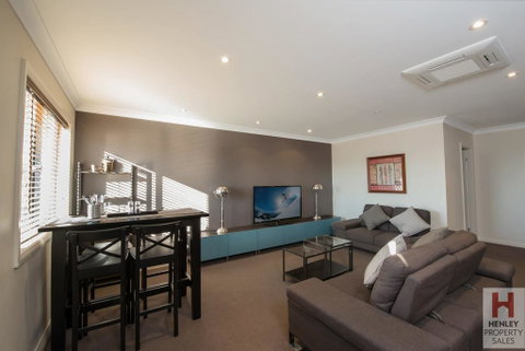 Maison Noir 2 - Well Appointed Modern Accommodation With Mountain Views - Foster Accommodation 2
