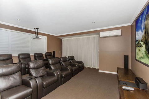 Malibu Beach House @ Corporate Boardies - Foster Accommodation 3