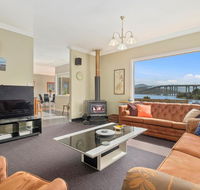 Manfield City Waterfront View Cottage - Foster Accommodation