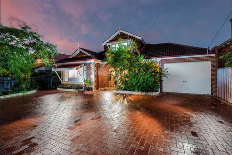 Massive Home (7 Mins To City) - Foster Accommodation 1