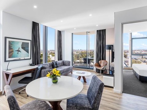 Meriton Suites Mascot Central - Foster Accommodation 0