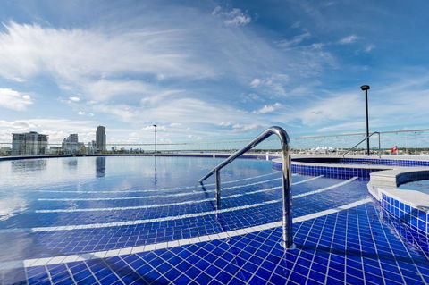 Meriton Suites Southport - Foster Accommodation 2