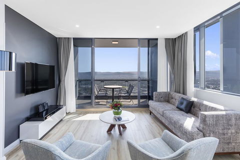 Meriton Suites Southport - Foster Accommodation 0