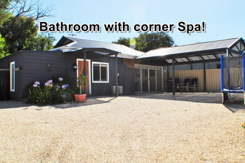MODERN & LUXURIOUS WITH SPA BATH! - Foster Accommodation 0