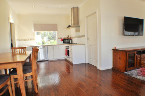 MODERN & LUXURIOUS WITH SPA BATH! - Foster Accommodation 1
