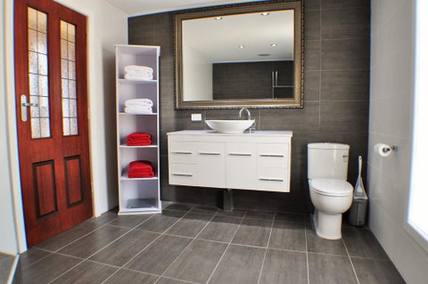 MODERN & LUXURIOUS WITH SPA BATH! - Foster Accommodation 3