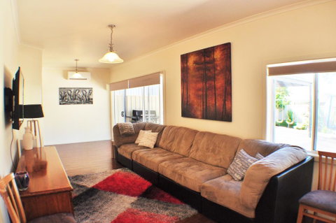 MODERN & LUXURIOUS WITH SPA BATH! - Foster Accommodation 2