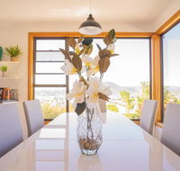Moonah House-10 mins to CBD  MONA 4BR 2 BATH great view park 3 cars sleep 11 king bed en-suite - Foster Accommodation