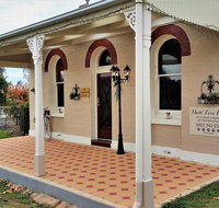 Must Love Dogs BB  Self Contained Cottage - Foster Accommodation
