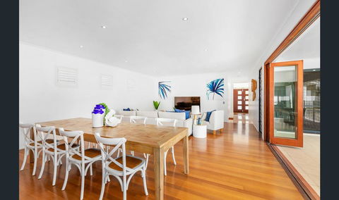 Narrabeen Beach House - Foster Accommodation 1