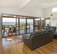 Ned Kelly's Retreat - Sophisticated style with modern convenience and magical outlook - Foster Accommodation