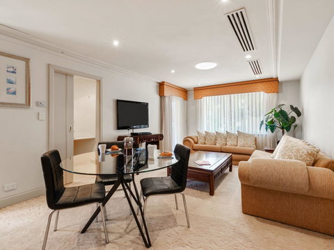 The Peninsula Riverside Serviced Apartments - Foster Accommodation 9
