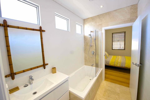 Sunny Blinco Street House - Foster Accommodation 9