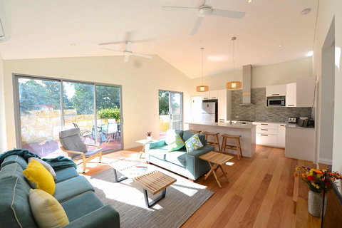 Sunny Blinco Street House - Foster Accommodation 0
