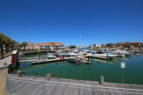 Studio Style Mindarie Marina - Foster Accommodation 10