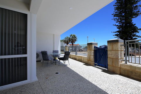 Studio Style Mindarie Marina - Foster Accommodation 12