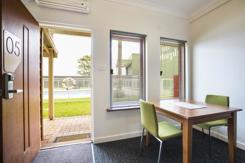Nightcap At The Ship Inn - Foster Accommodation 30