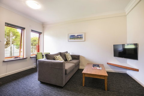 Nightcap At The Ship Inn - Foster Accommodation 1