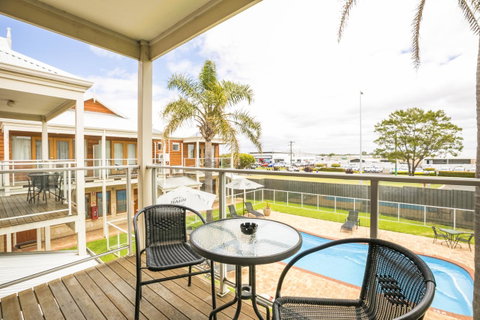 Nightcap At The Ship Inn - Foster Accommodation 26