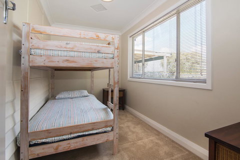 Sea La Vie - Foster Accommodation 7