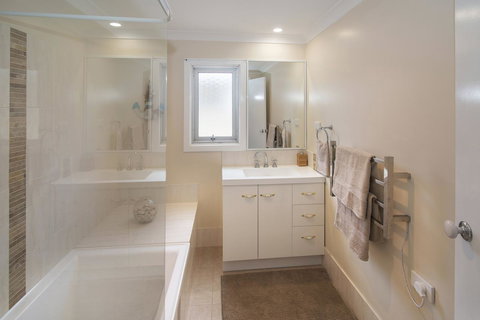 Sea La Vie - Foster Accommodation 8