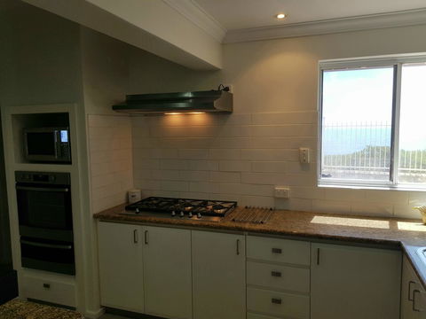 Caravel Beach House Mandurah - Foster Accommodation 5