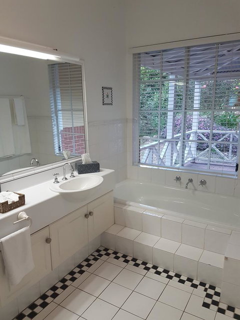 Two Sisters Chalets - Foster Accommodation 2