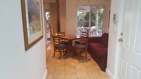 Two Sisters Chalets - Foster Accommodation 4