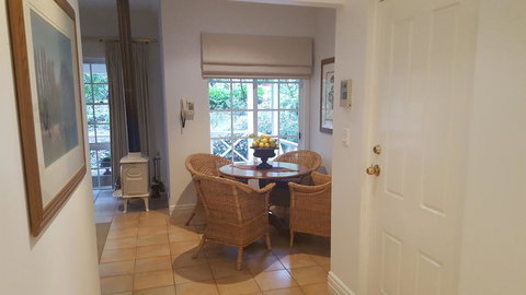 Two Sisters Chalets - Foster Accommodation 9