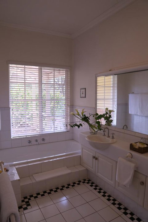 Two Sisters Chalets - Foster Accommodation 19