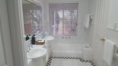 Two Sisters Chalets - Foster Accommodation 36