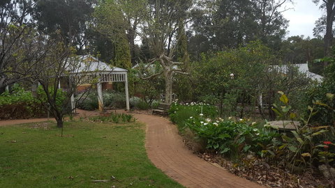 Two Sisters Chalets - Foster Accommodation 14