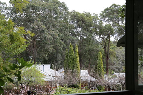 Two Sisters Chalets - Foster Accommodation 18